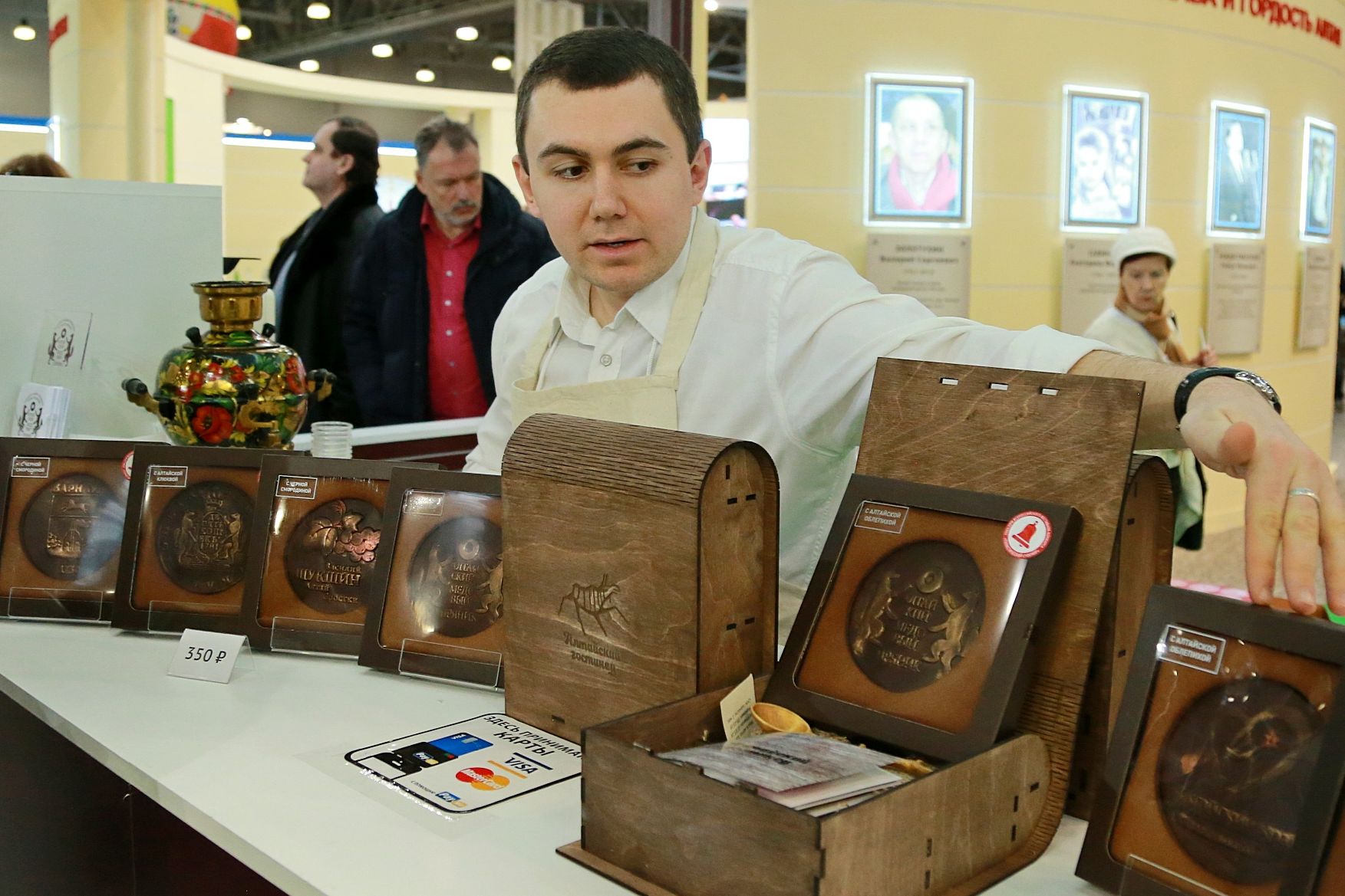 Алексей Неизвестных представляет Алтайский медовый пряник на выставке Интурмаркет_Антон Федотов.jpg