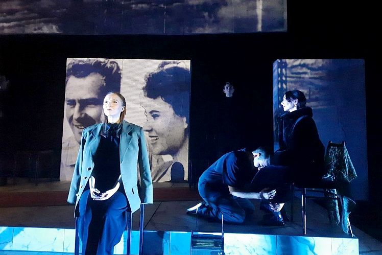 сцена из спектакля Титов Долгое ожидание_Елизавета Гундарина.jpg