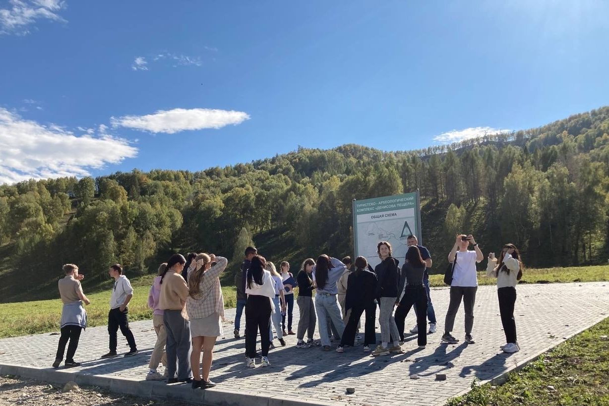 участники форума-школы у схемы комплекса Денисова пещера_shkola_denisovca.jpg