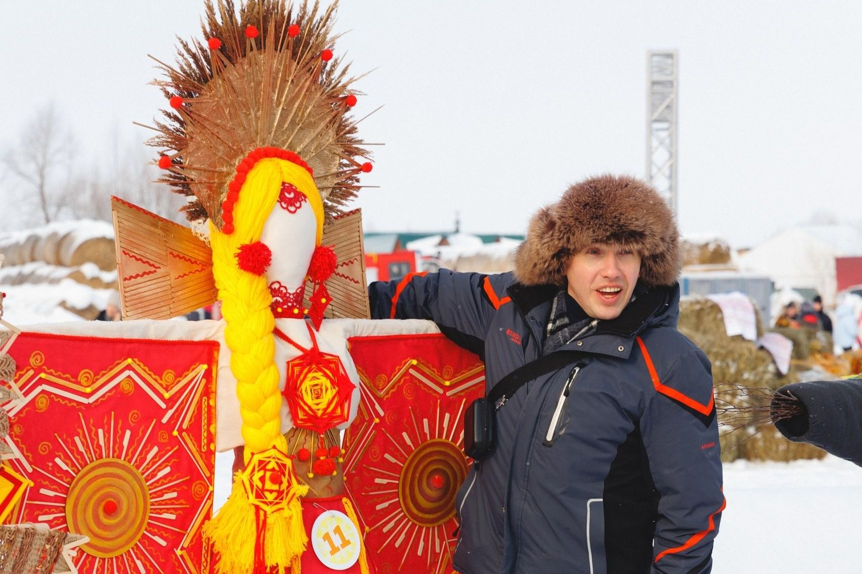 фотосессия с чучелом Сибирской Масленицы_Евгений Петров.jpg