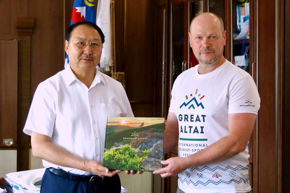 фотоальбом Большой Алтай вручают губернатору Убсунурского аймака_пресс-служба администрации аймака.jpg