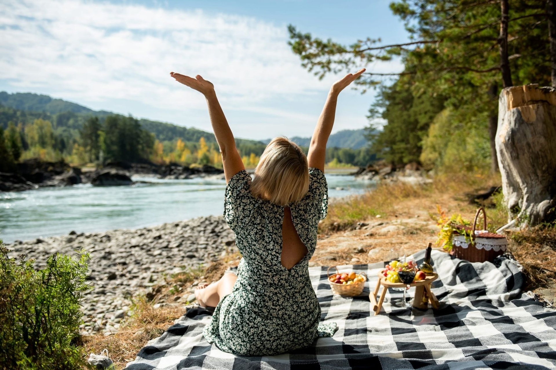 пикник у Катуни_Валентина Дьяконова.jpg