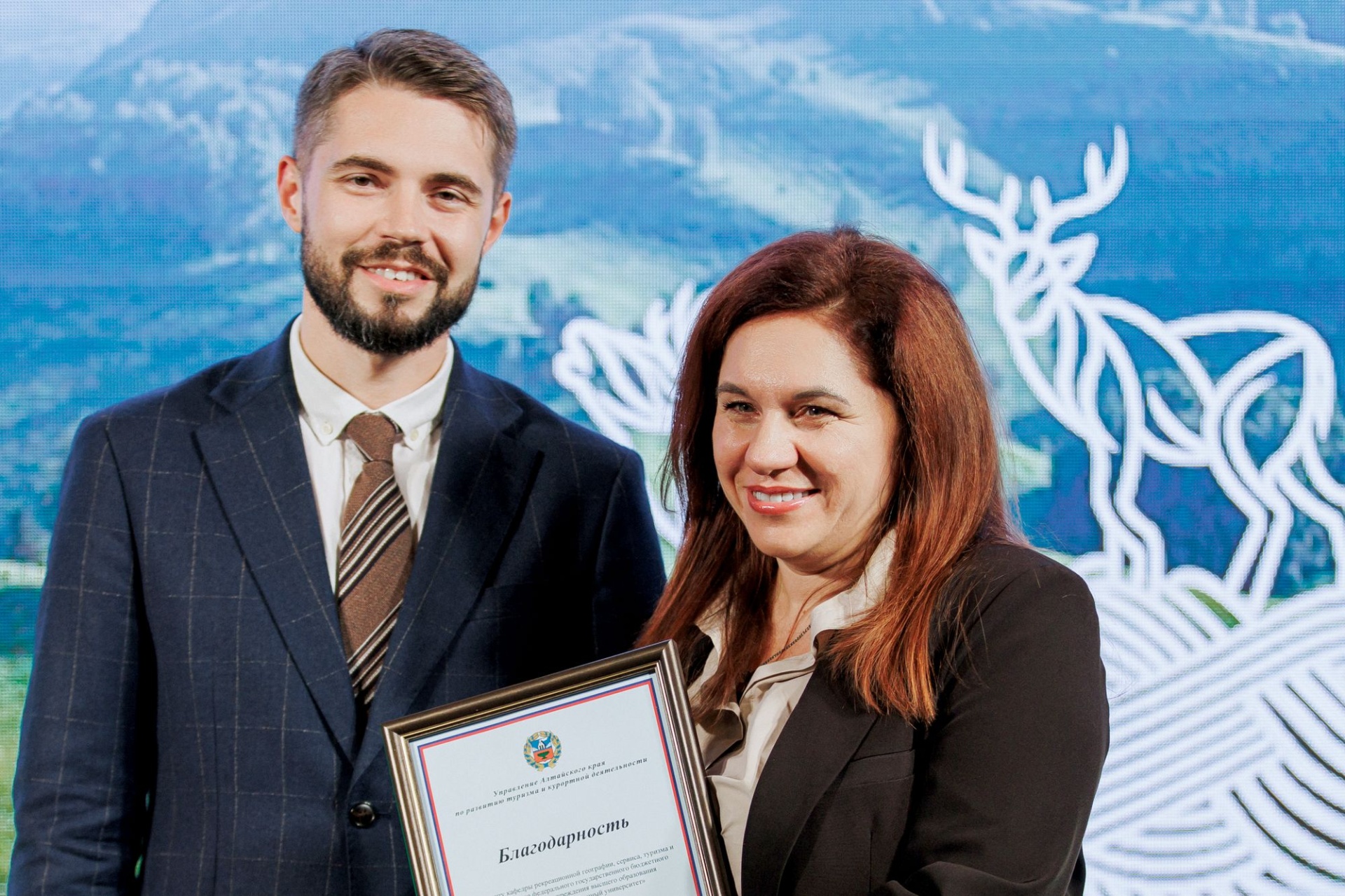 вручение Благодарности Правительства Наталье Биттер_Евгений Петров.jpg