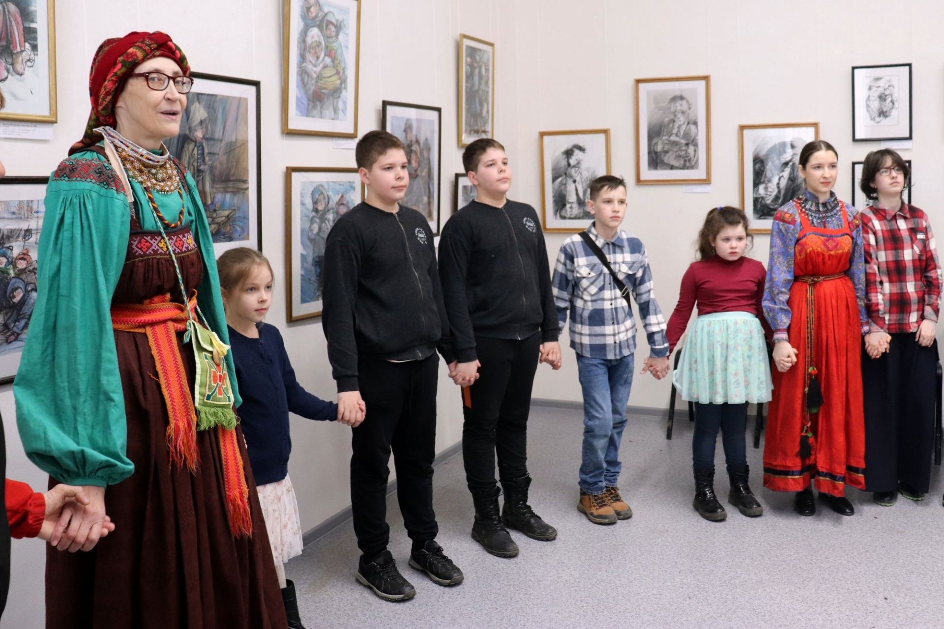 Вероника Бодрова проводит игровую программу в Художественном музее_muzeighmak.jpg