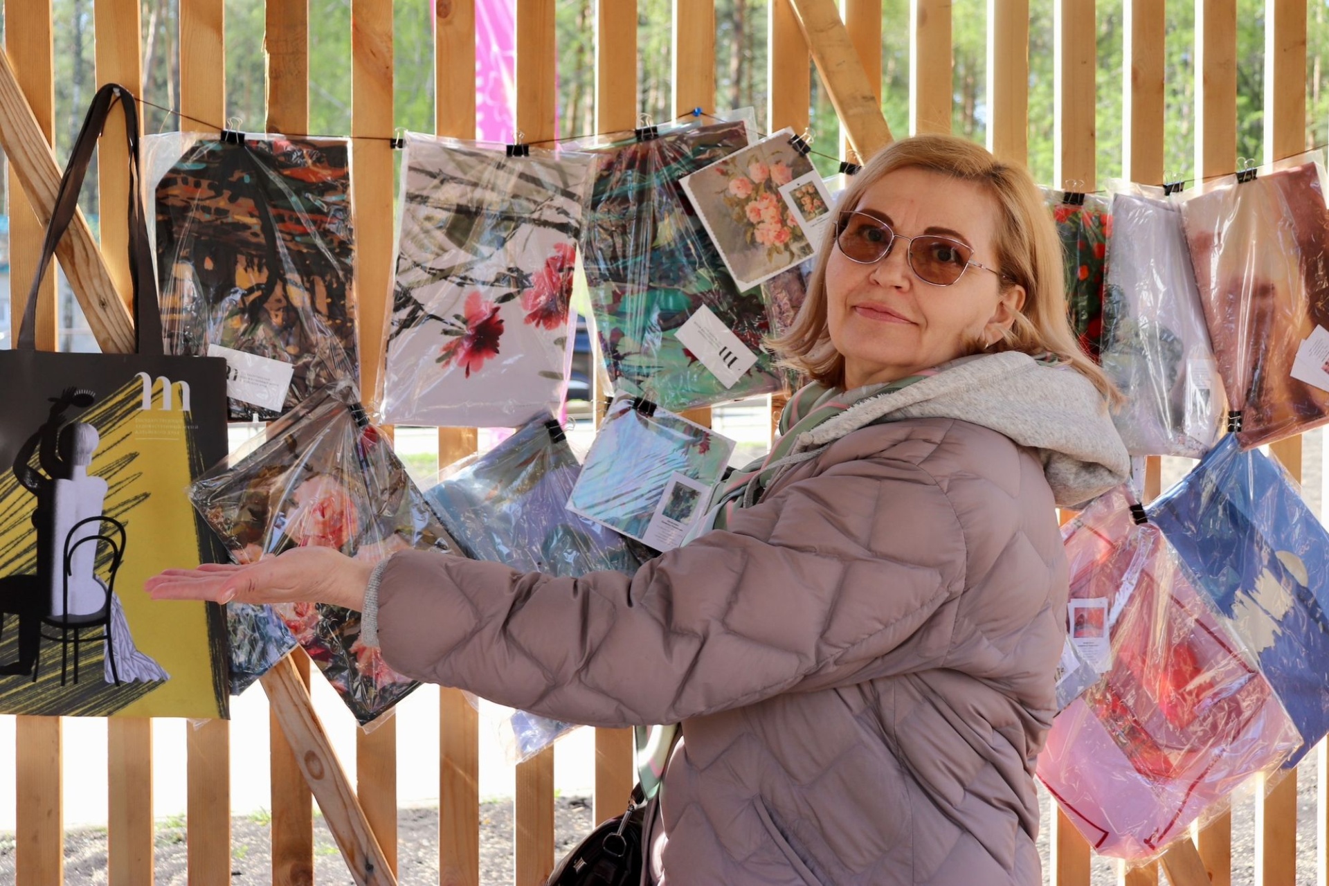 сувениры краевого Художественного музея на фестивале Цветение маральника_muzeighmak.jpg