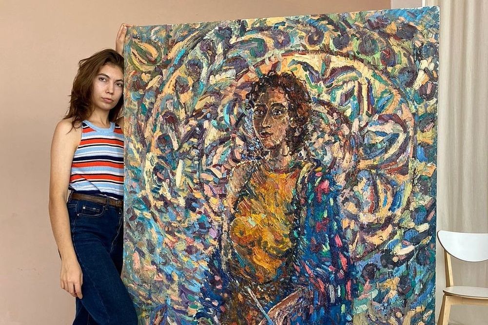 художница рядом со своей работой_Алена Наволокина_.jpg