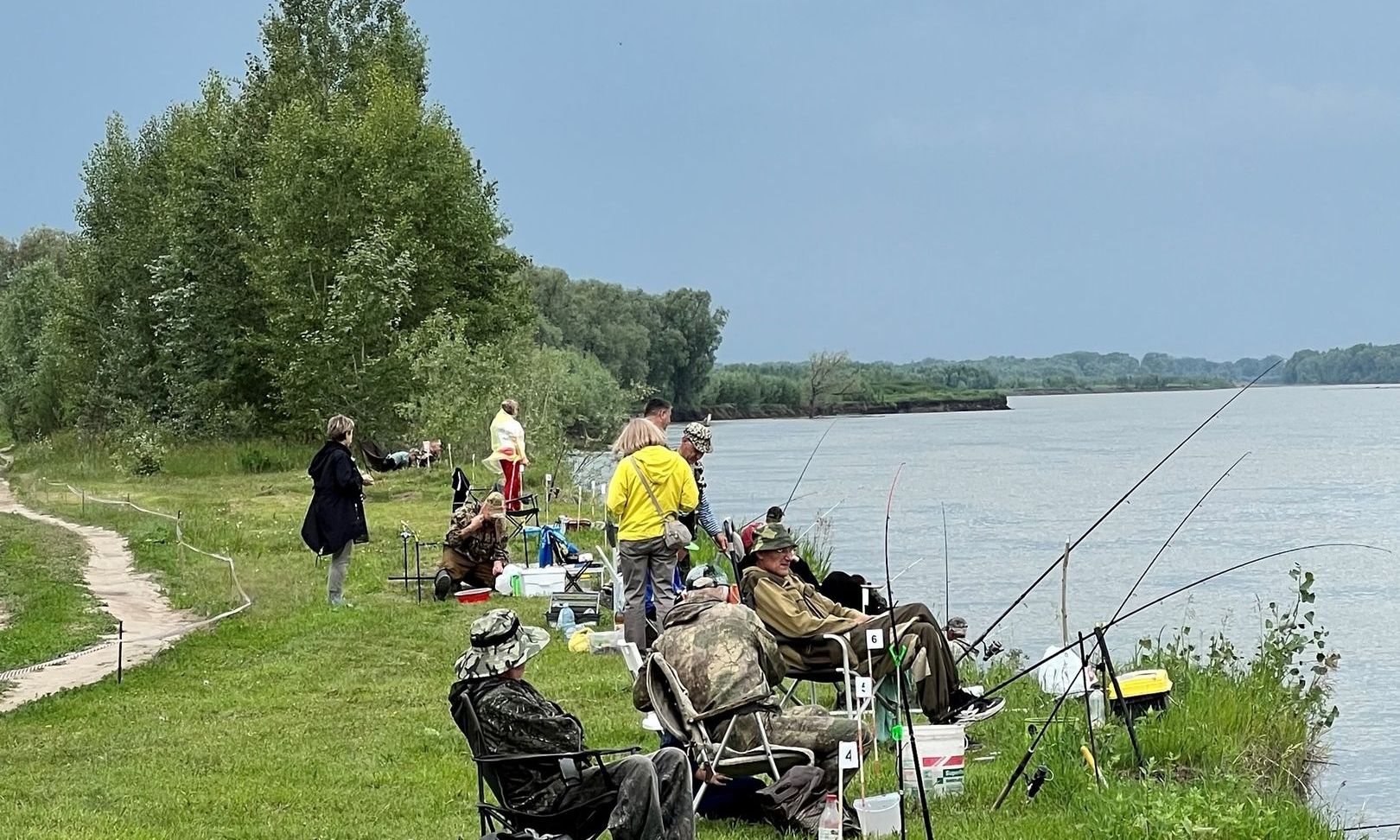 участники рыболовного фестиваля на базе Щукарь_shchuka_altay.jpg
