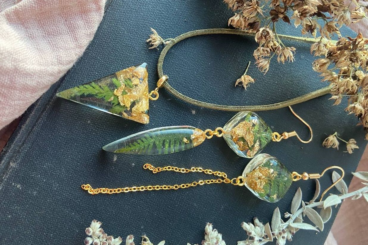 украшания с травами в смоле_Евгения Сергеева.jpg