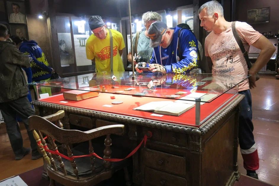 участники ретро-пробега по озерам Алтая в музее Змеиногорска_Аркадий Гайдамака.jpg