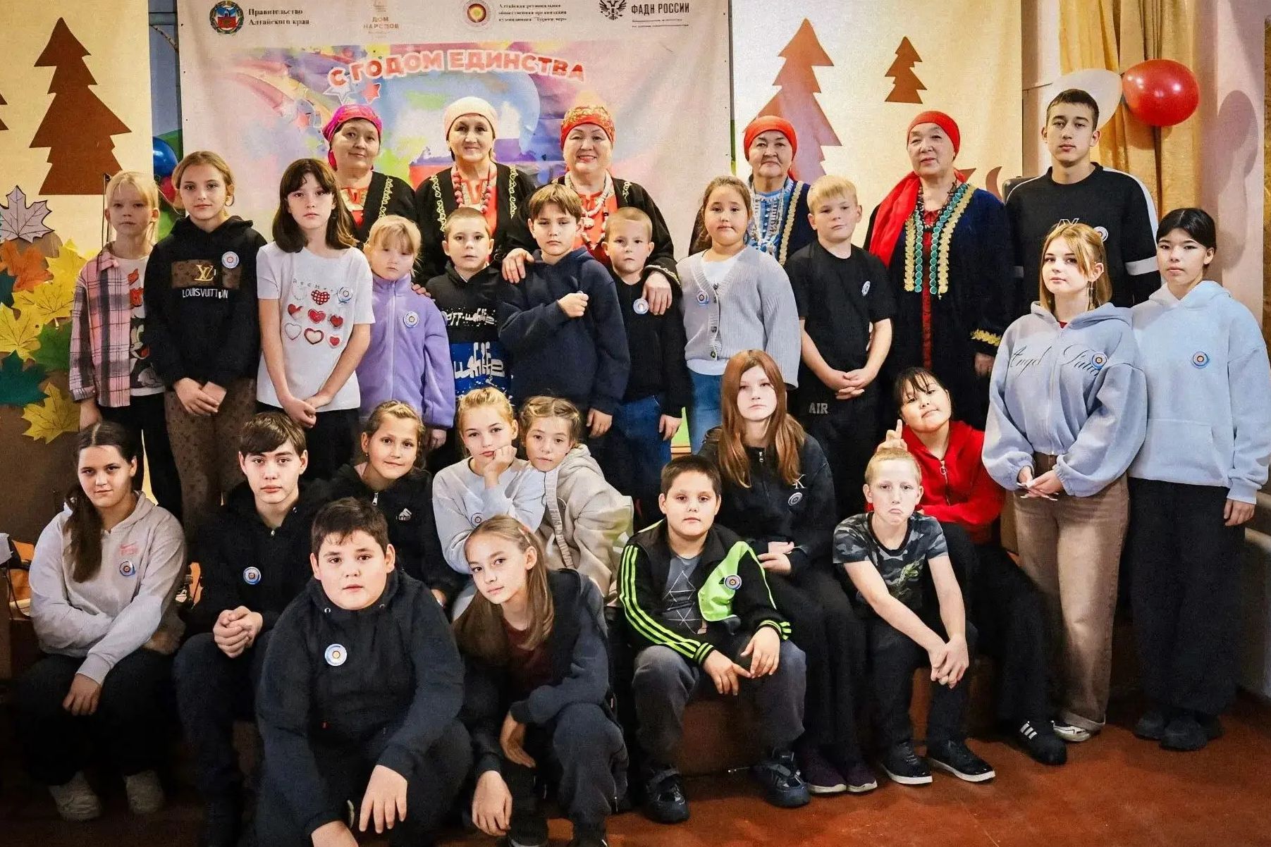 участники путешествия в страну кумандинского языка_altairegion22.ru.jpg участники путешествия в страну кумандинского языка_altairegion22.ru.jpg