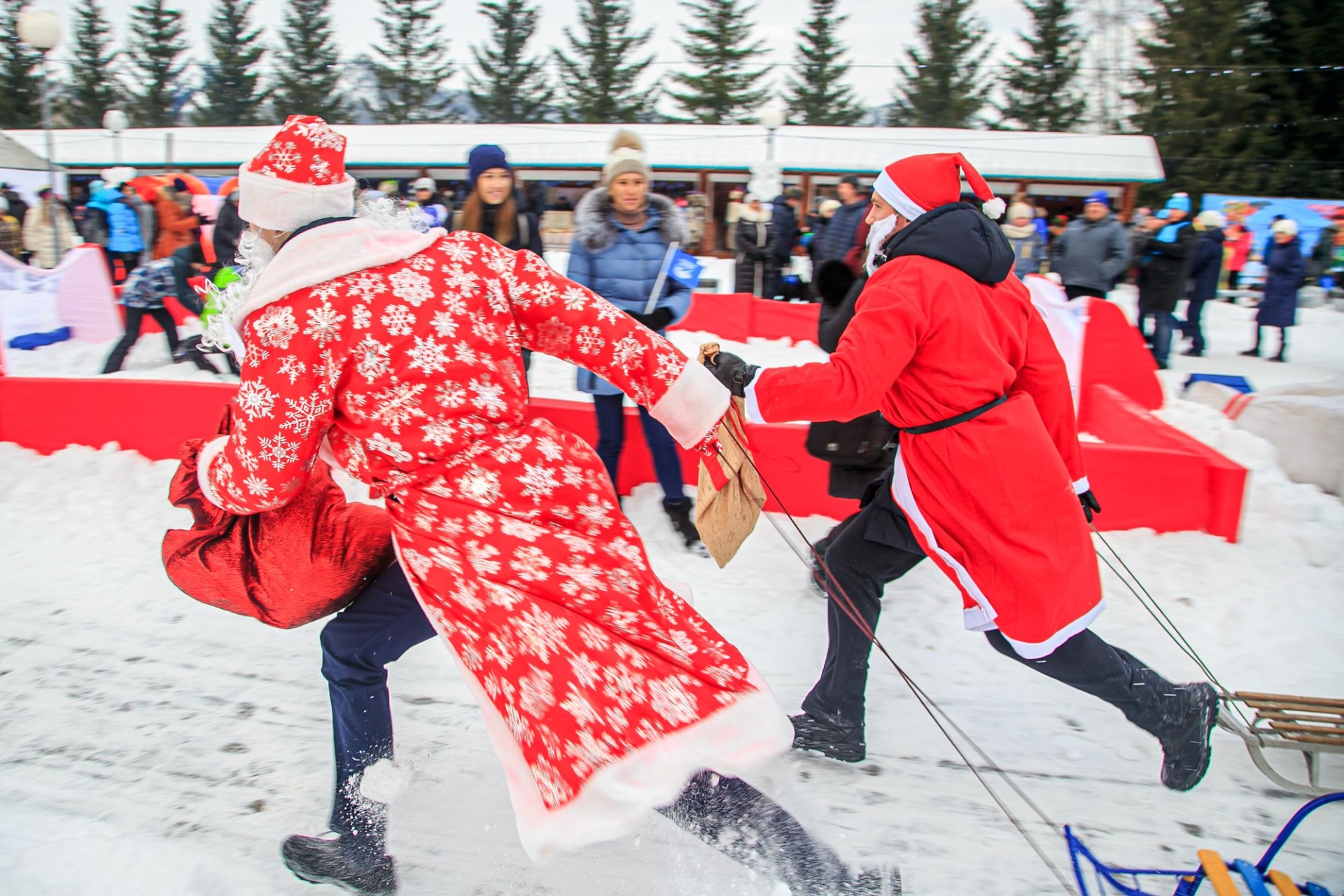 забег Дедов Морозов на Алтайской зимовке_Антон Губанов.jpg