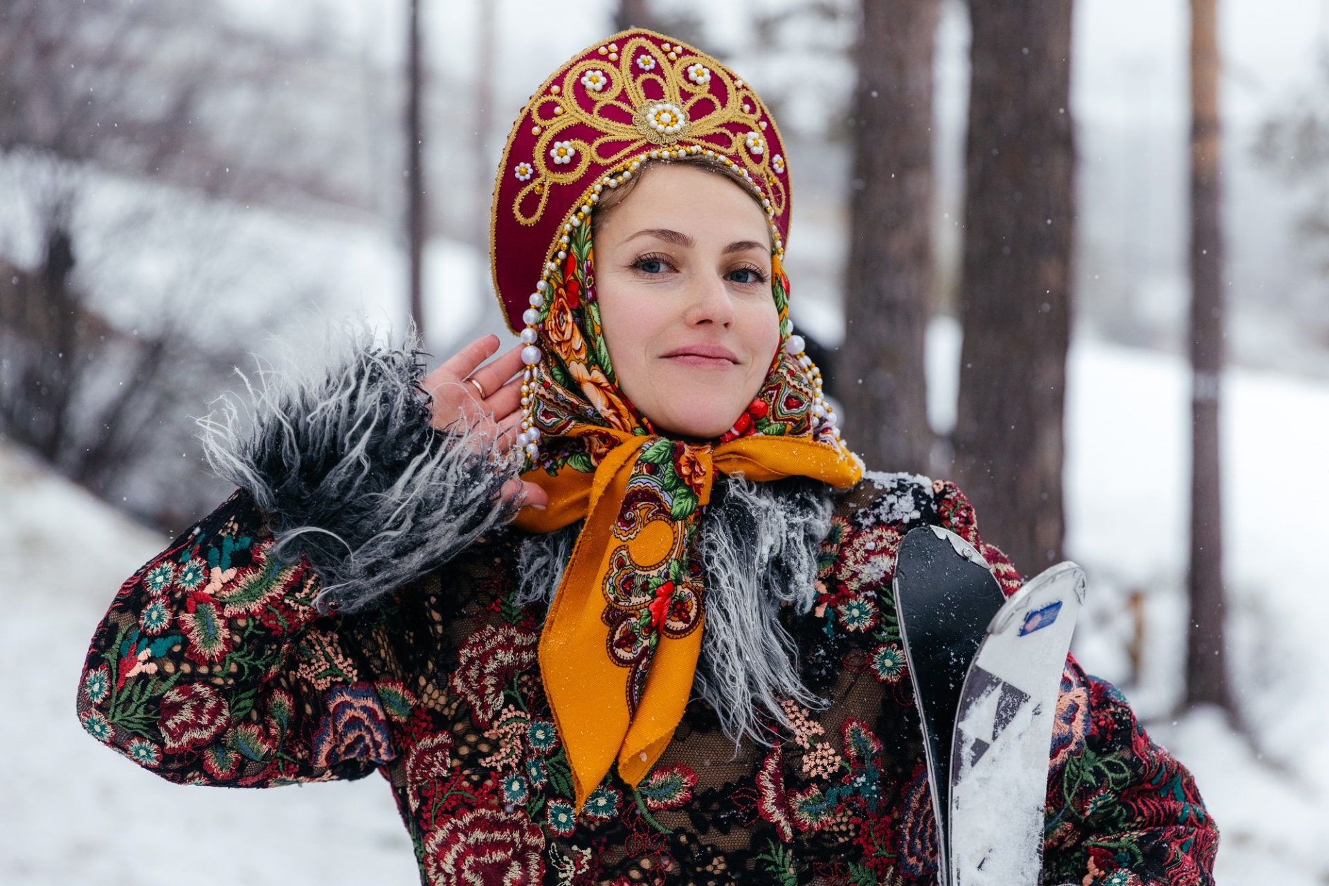 _руководитель Алтайской зимовки в кокошнике_Евгений Петров.jpg