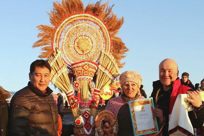 председатель жюри конкурса чучел Сибирской Масленицы Ергали Даутов и победительница-2017 Полина Гладких_livemaster.ru.jpg