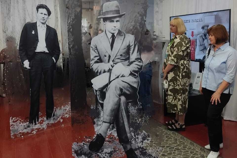 выставка о Шукшине и Есенине в Сростках_karabihanekrasov.jpg