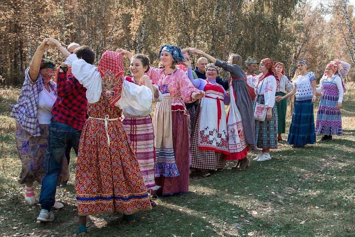 игра в ручеек на Осенинах под Бийском_Марина Гарагулина.jpg