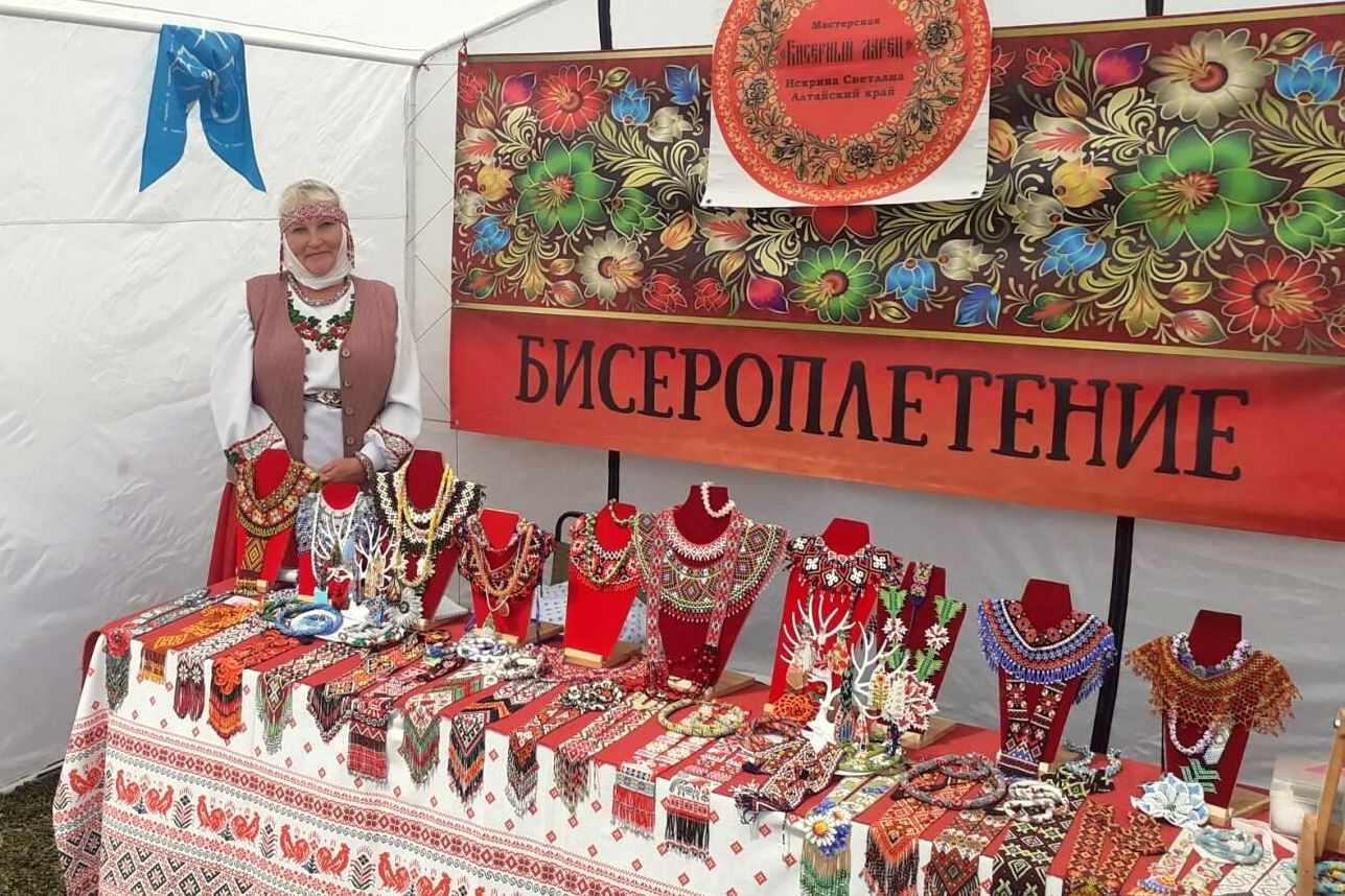 плетение из бисера на фестивале Чарышские перекаты_charysh_rn.jpg