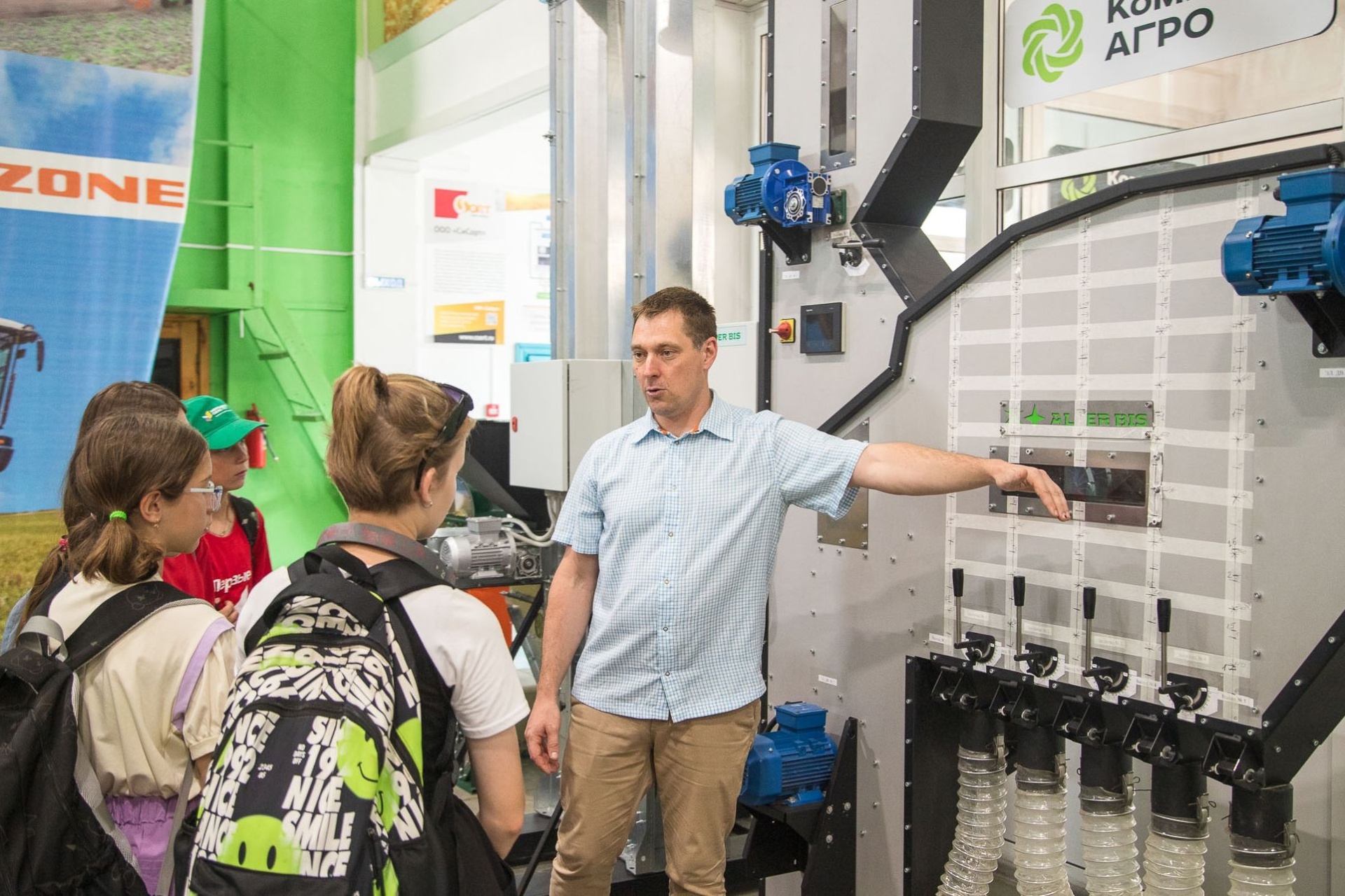 экскурсовод учебного центра кластера аграрного машиностроения в АГАУ_asau_official.jpg