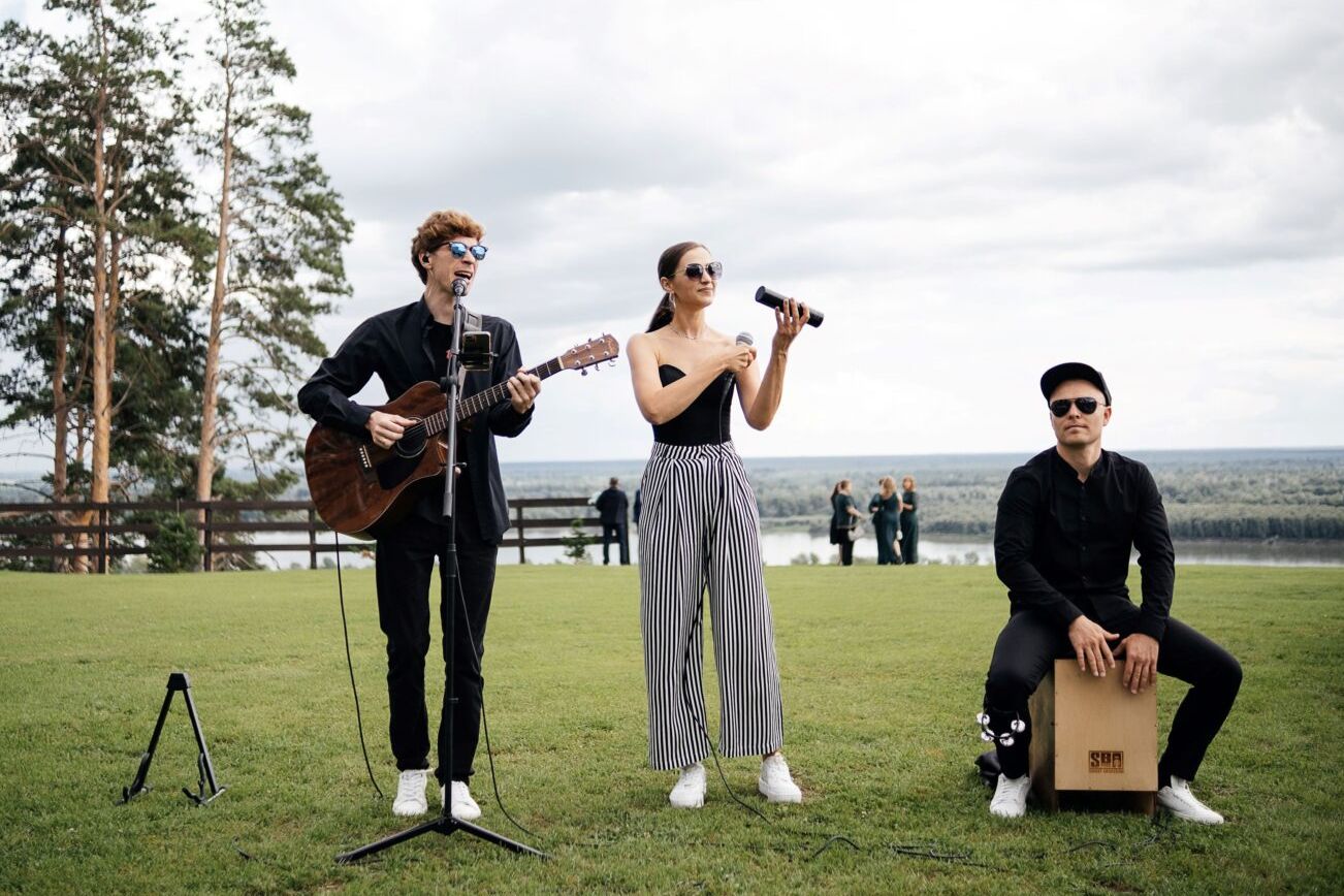 выступление кавер-группы SAMY TRIO_cntdaltai.ru.jpg