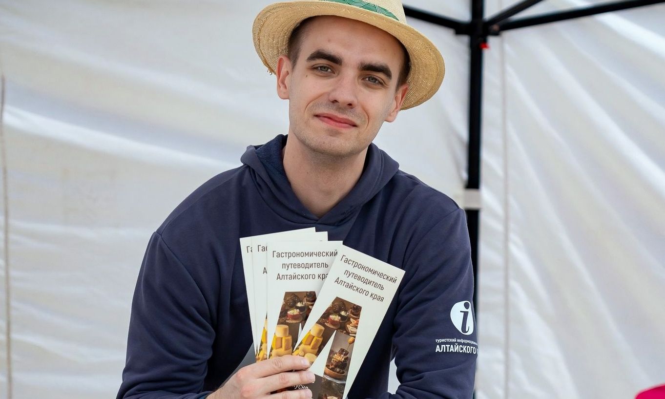 сотрудник Алтайтурцентра с гастрокартой региона_holmogorye.jpg