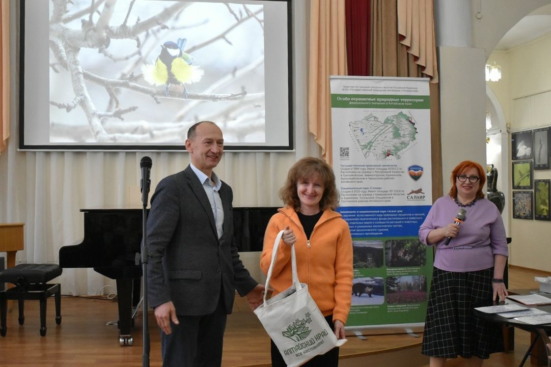 вручение приза Алтайтурцентра Наталье Трофимовой в полуфинале Живая природа Алтая_gmilika.jpg