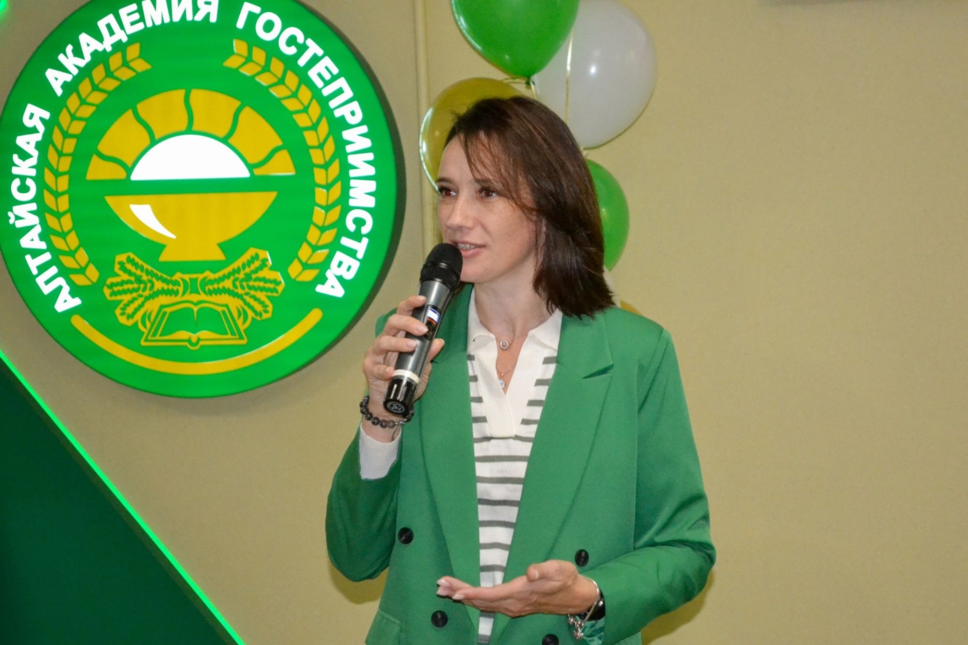 директор ТИЦ Алтайского края Александра Томашевич на открытии экскурсионного бюро в ААГ_mypervie22.jpg