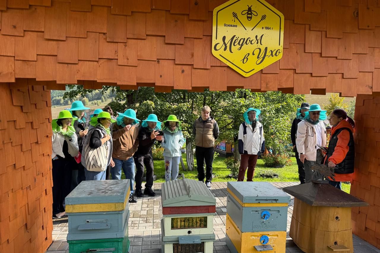 китайские туроператоры на на пасеке Медом в ухо_Виктория Колпакова.jpg китайские туроператоры на на пасеке Медом в ухо_Виктория Колпакова.jpg