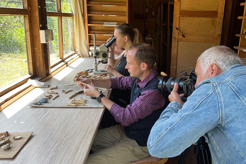 съемки находок археологов для фильма о Денисовой пещере_belokurikha.ru.jpg съемки находок археологов для фильма о Денисовой пещере_belokurikha.ru.jpg