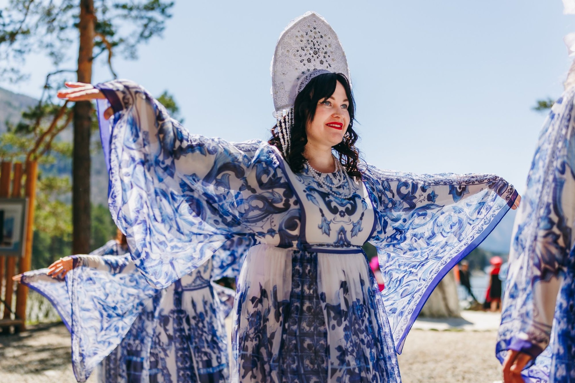 участница Шествия красоты на фестивале Цветение маральника_Елена Захарова.jpg