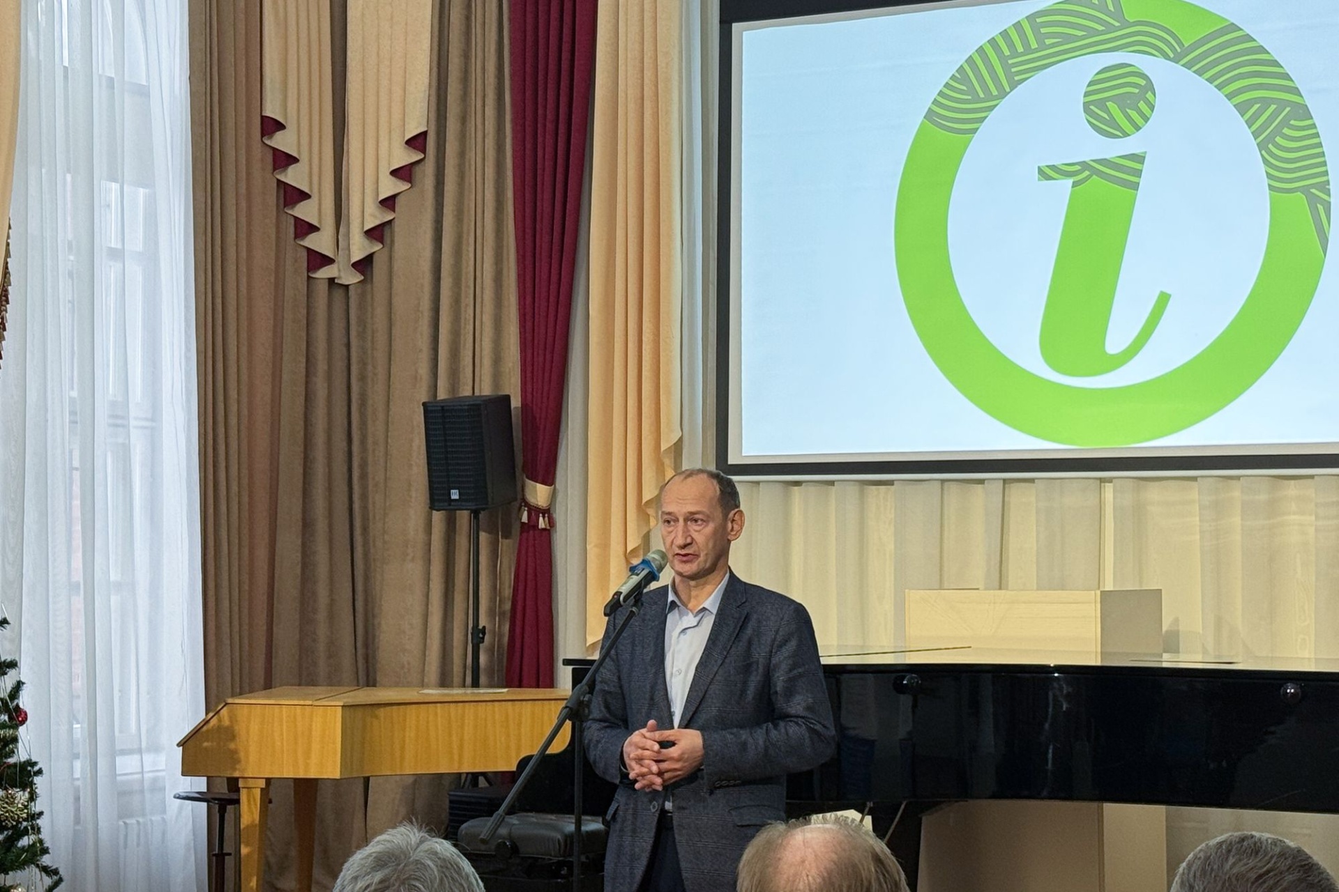 Александр Филиппов на открытии выставки Живая природа Алтая_Анна Доронина.jpg