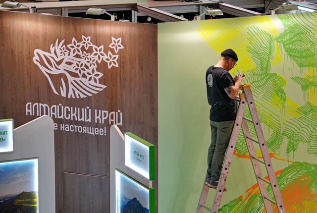 Андрей Бергер создает настенную роспись на стенде Алтайского края_Денис Ивлев.jpg