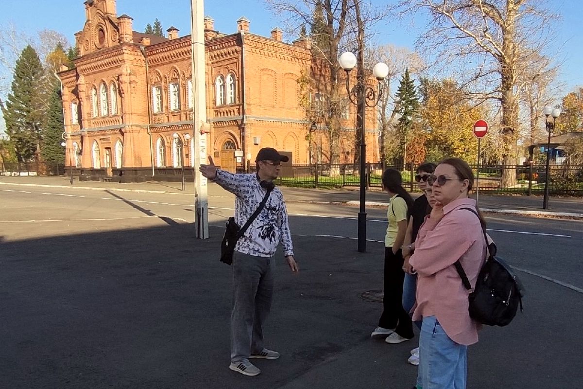 Антон Такеда ведет групповую прогулку по историческому центру Бийска_Архдозор-Бийск.jpg