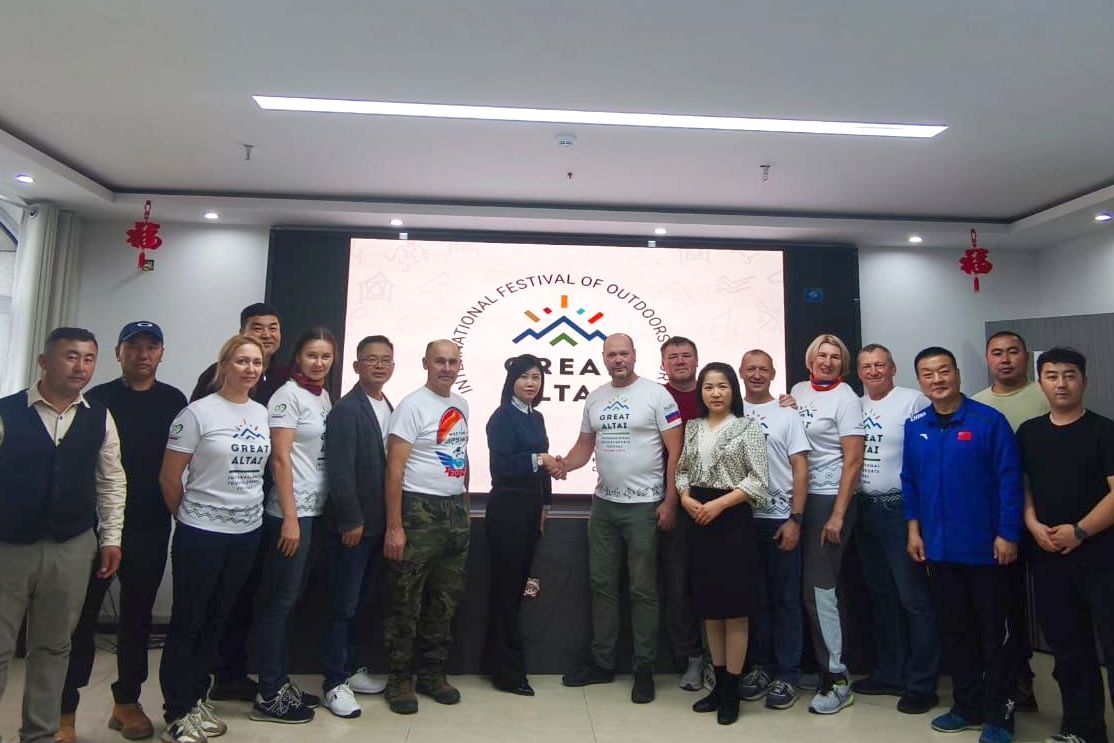 организаторы фестиваля Большой Алтай с китайскими партнерами_Марина Танкова.jpg