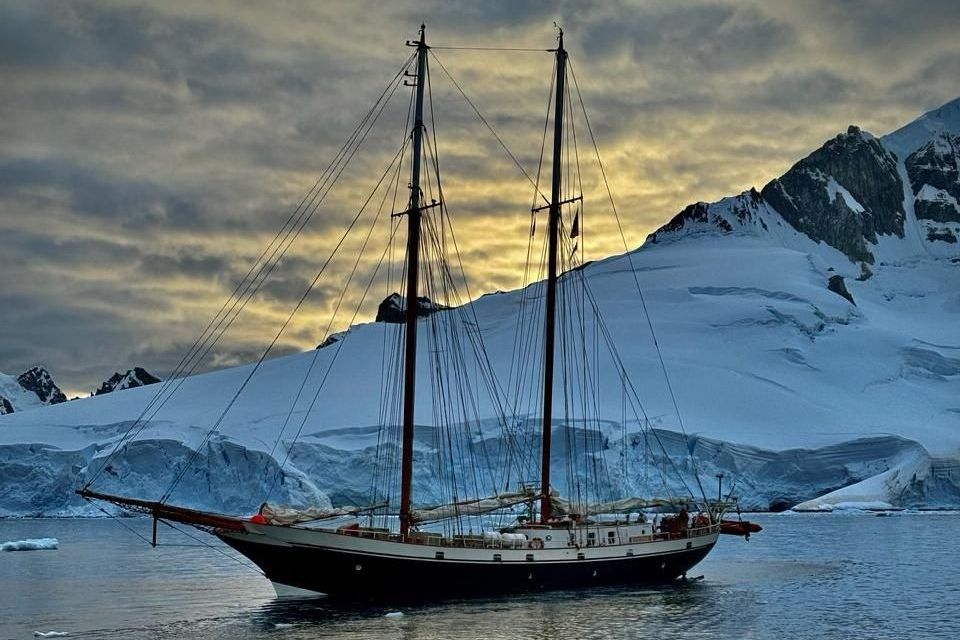 яхта Амазон у берегов Антарктиды_Александр Проваторов.jpg