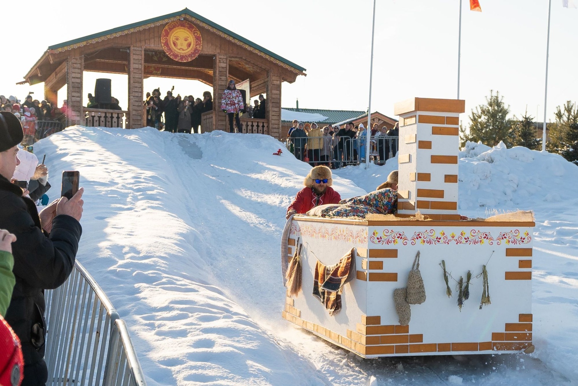 печь санатория Россия на конкурсе саней Сибирской Масленицы_Всеволод Клещев_sibmaslenica.jpg