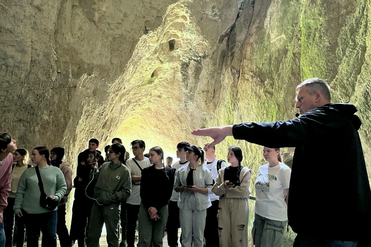 участники форума-школы Алтай. Цивилизация. Культура в Денисовой пещере_shkola_denisovca.jpg