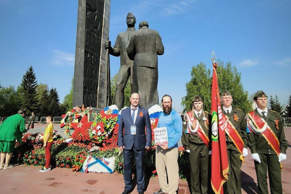 Иван Карташов на барнаульском Мемориале Славы_bessmertisup.jpg