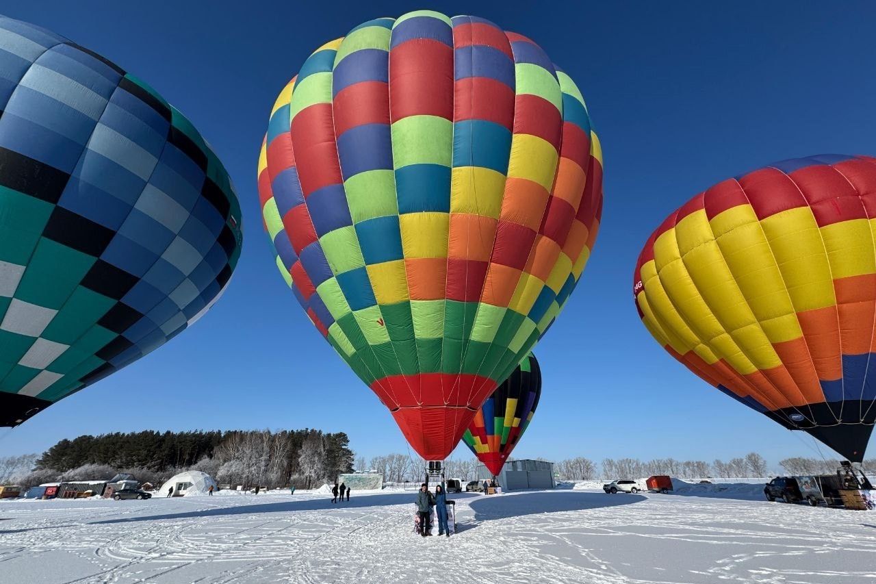 аэростаты-участники зимнего фестиваля Алтайская фиеста_Василий Котченко.jpg