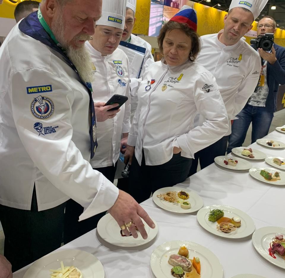 главный судья чемпионата Шеф а ля рюс у работ алтайской команды_akrorb.jpg