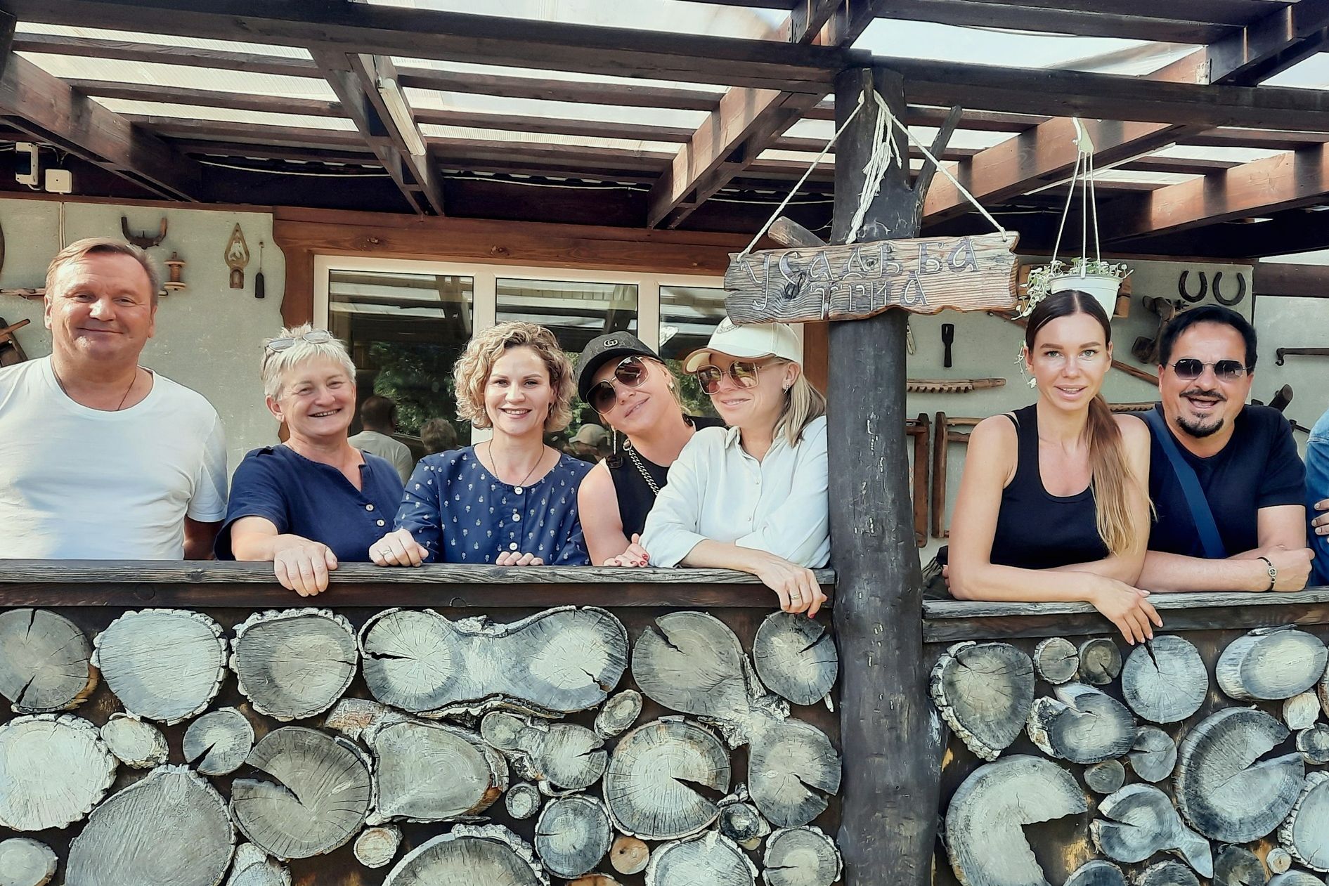 участники локейшн-тура по Алтайскому краю на усадьбе Три А_altaimck.jpg