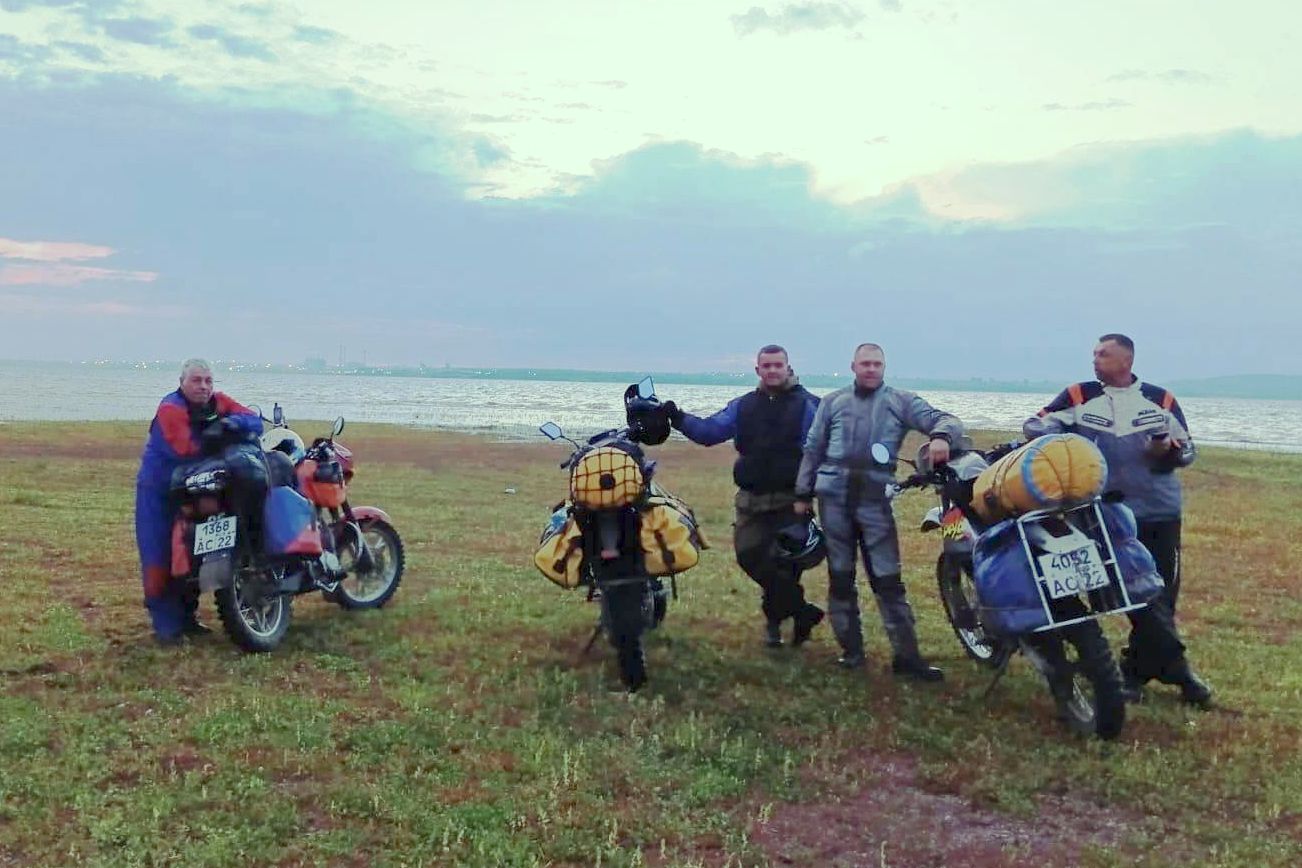 участники мотоэкспедиции у Братского водохранилища_Виктор Пантыкин.jpg