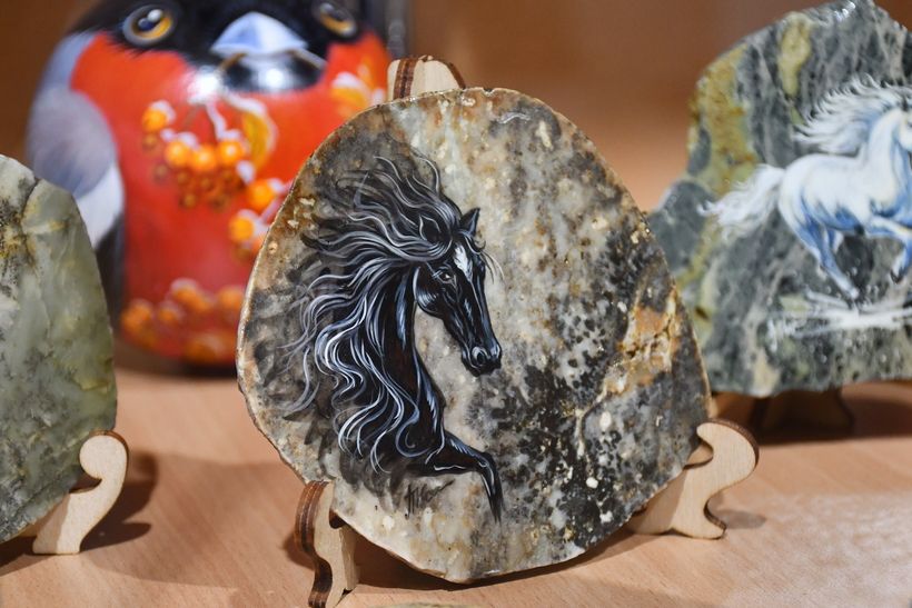 роспись по камню на выставке Алтай новогодний_cntdaltai.ru.jpg