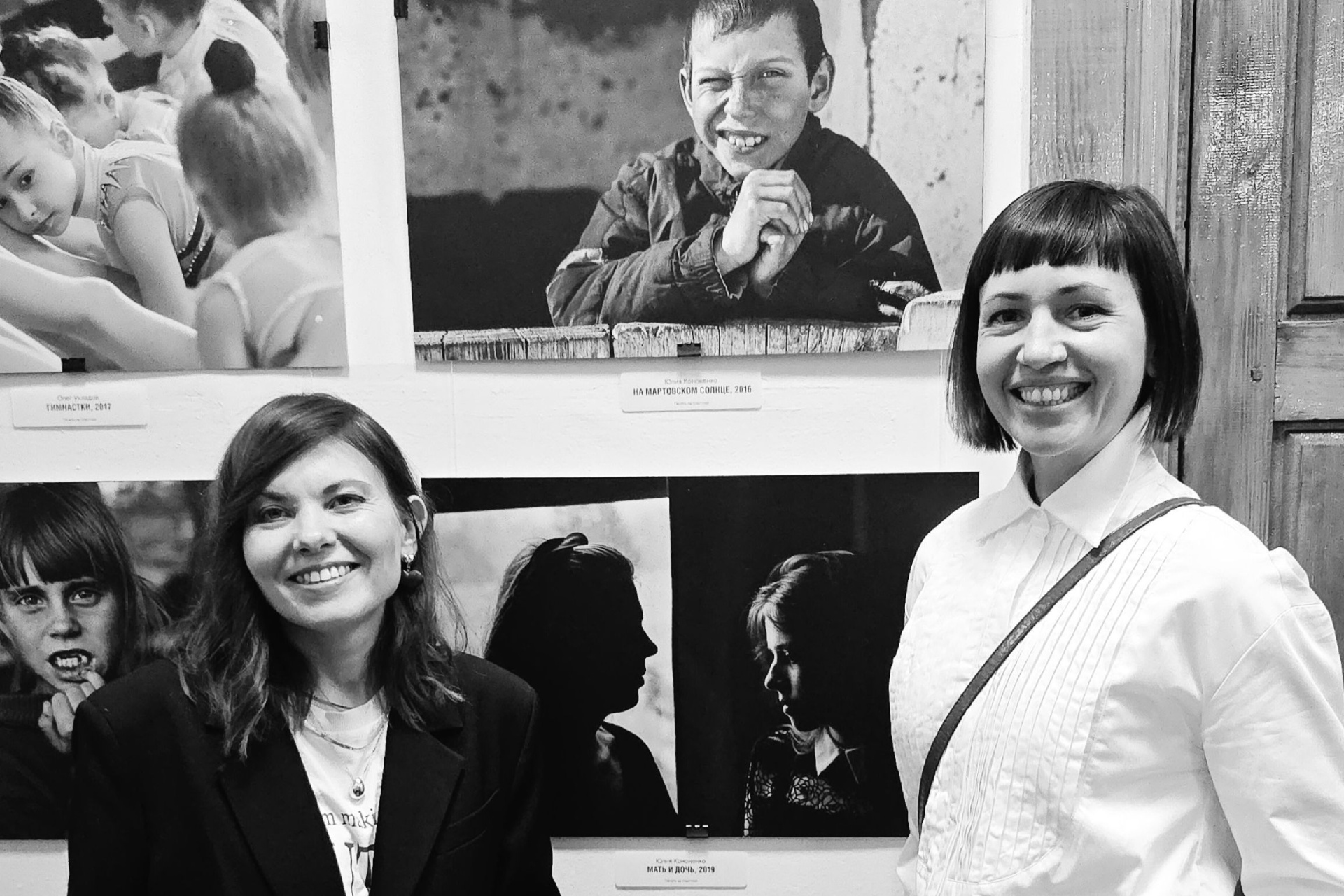 Юлия Кононенко на фоне своих снимков_Ксения Паршина.jpg