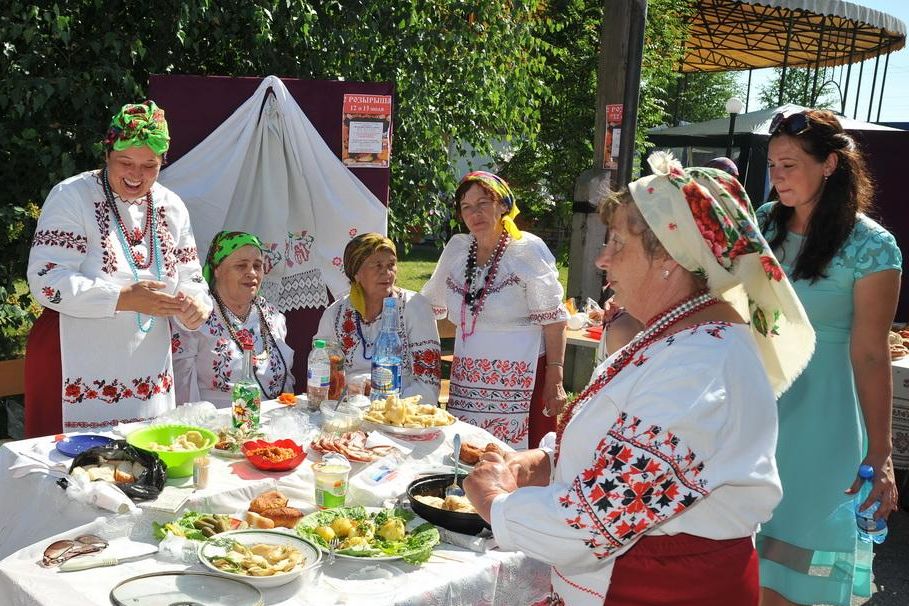 угощения на фестивале Перекресток культур_Владимир Бекк_slavgorod.ru.jpg