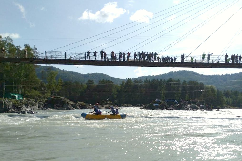 зрители Первенства России по рафтингу на подвесном мосту_ugochs22.jpg
