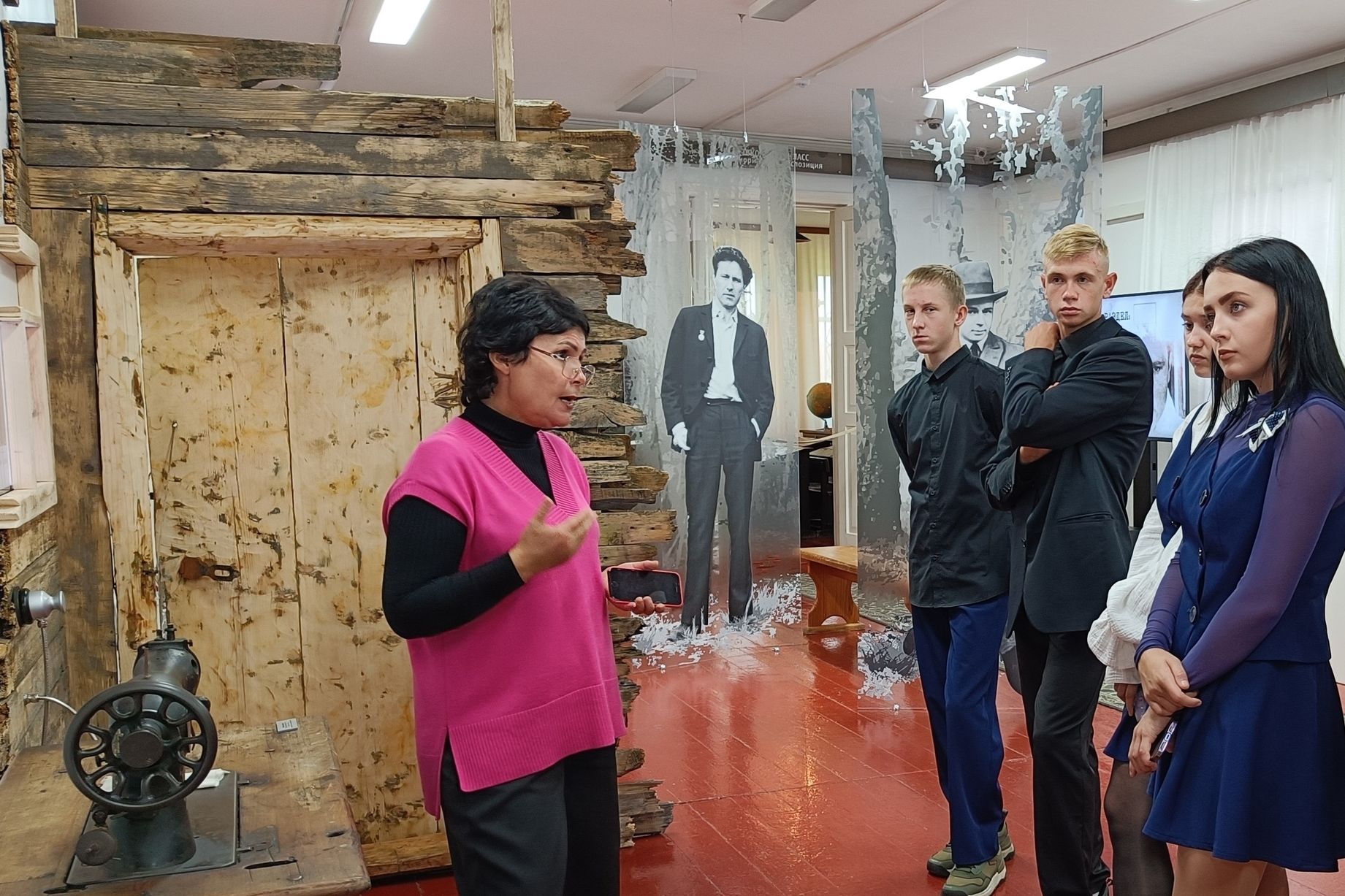 на выставке о Шукшине и Есенине в сростинском музее_shukshin_museum.jpg