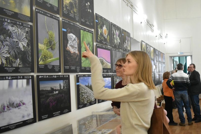 посетители выставки Живая природа Алтая-2025_gmilika.jpg