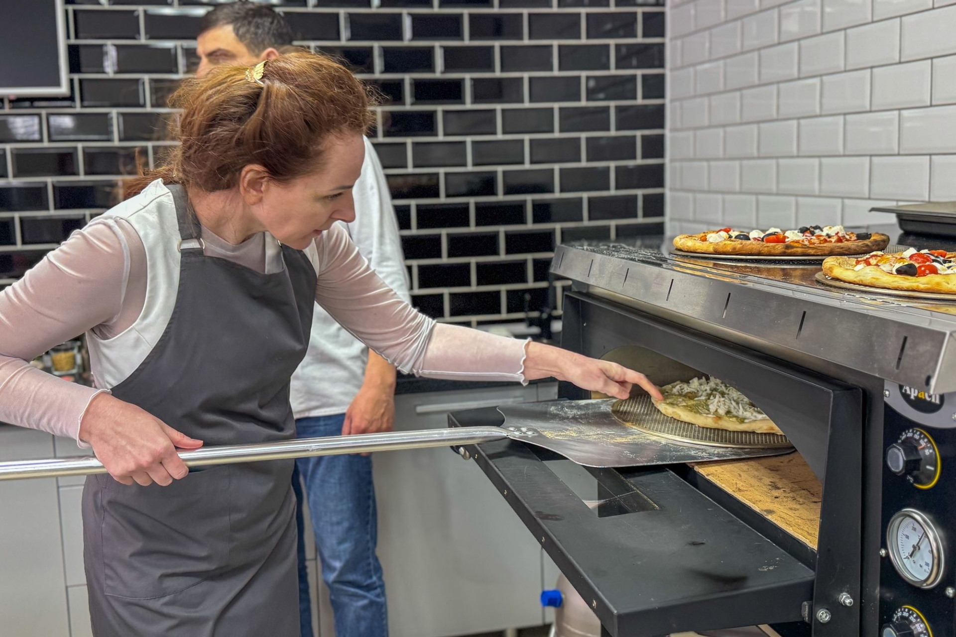 приготовление пиццы на мастер-классе в Барнаульском кооперативном техникуме_Анна Доронина.jpg