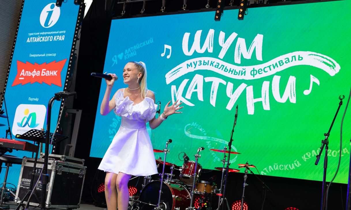 участница музыкального конкурса на фестивале Шум Катуни_Всеволод Клещев.jpg участница музыкального конкурса на фестивале Шум Катуни_Всеволод Клещев.jpg