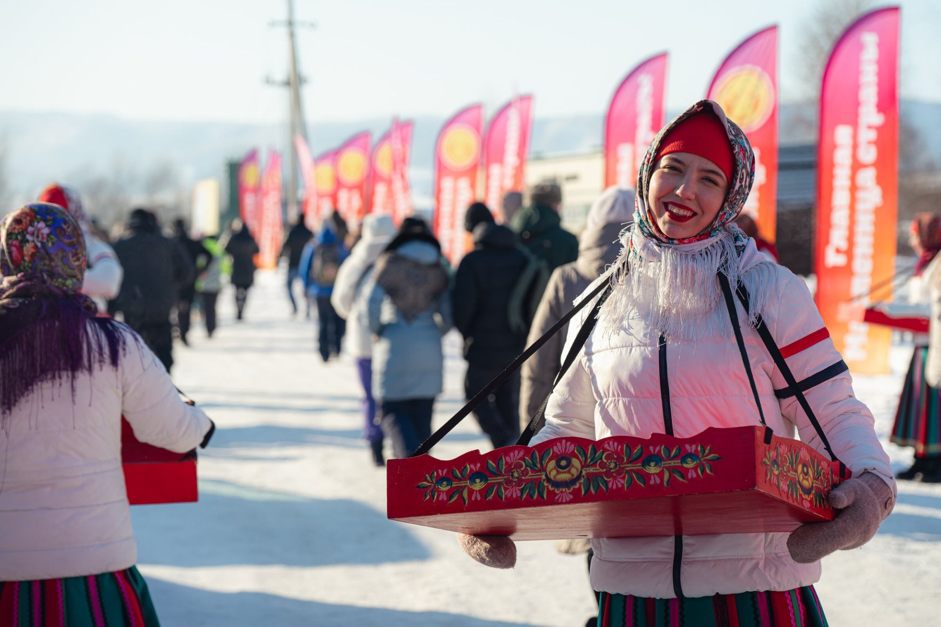 раздача блинов на Сибирской Масленице_Дмитрий Ишутинов.jpg