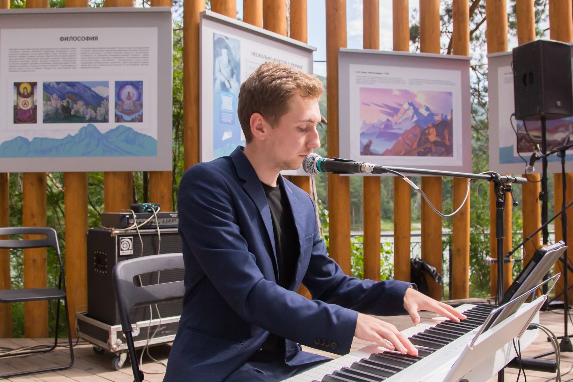Стефан Полуньков выступает в Парке Рериха_Владимир Вдовин.jpg